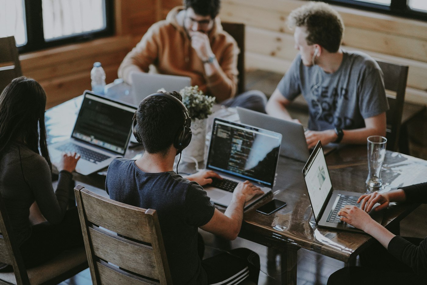 Atelier de stratégie web autour d'un ordinateur